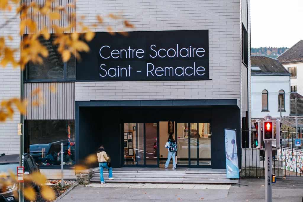 Façade du bâtiment rénové avec le nom "Centre Scolaire Saint-Remacle"