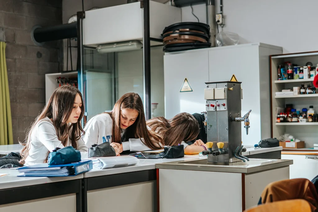 Eleve travaillant sur un exercice dans un local de science