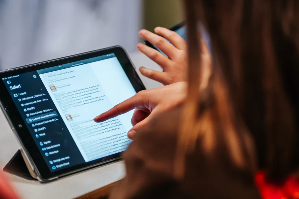 Eleve travaillant sur une tablette Apple