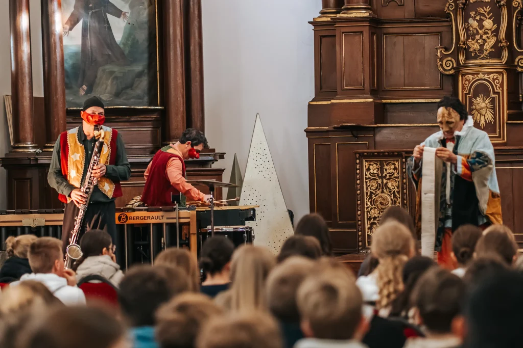 Artistes en jeunesse musicale donnant une réprésentation
